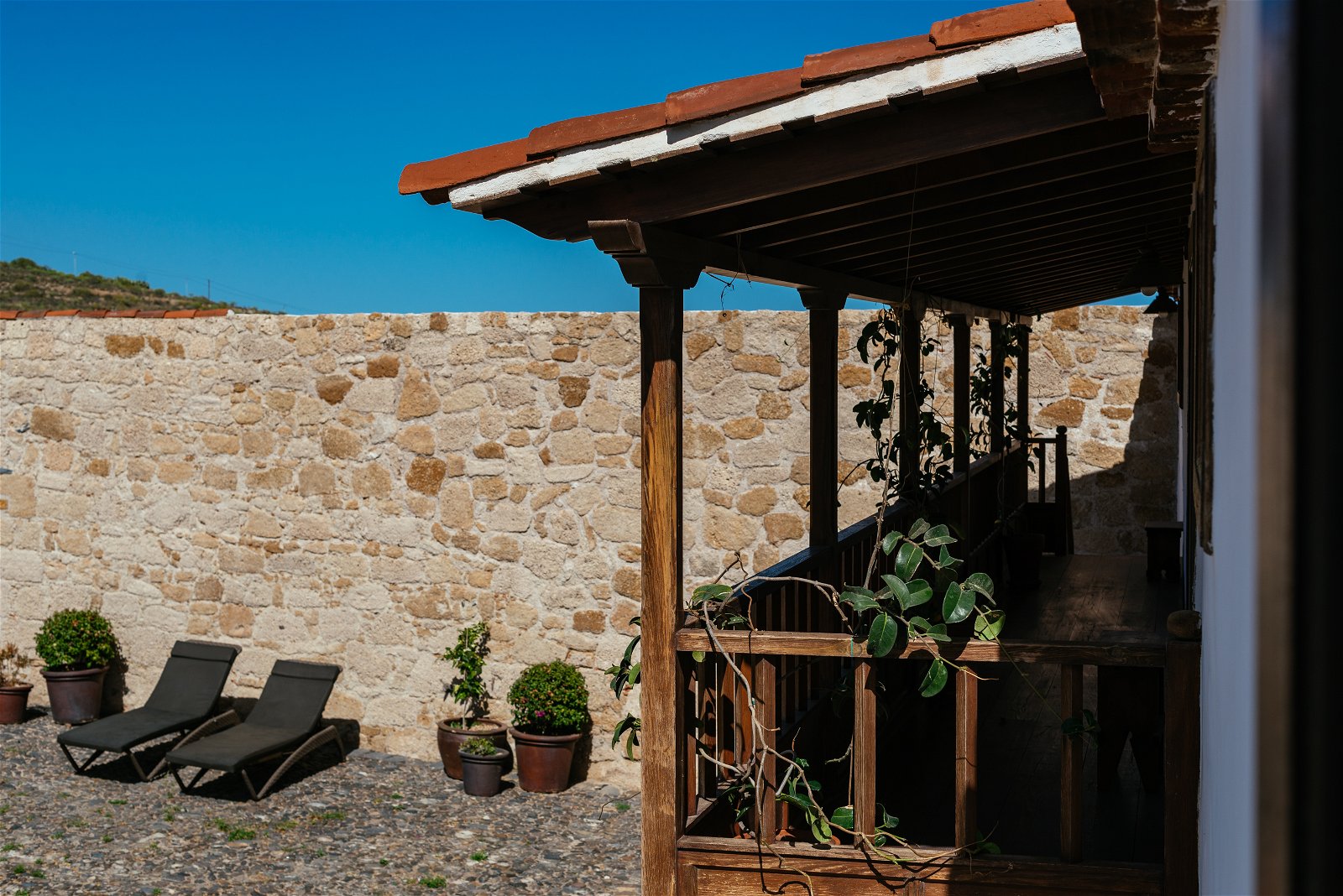 El exterior de una de las casas, se muestra el balcón rústico y las paredes construidas con piedra típica canaria.