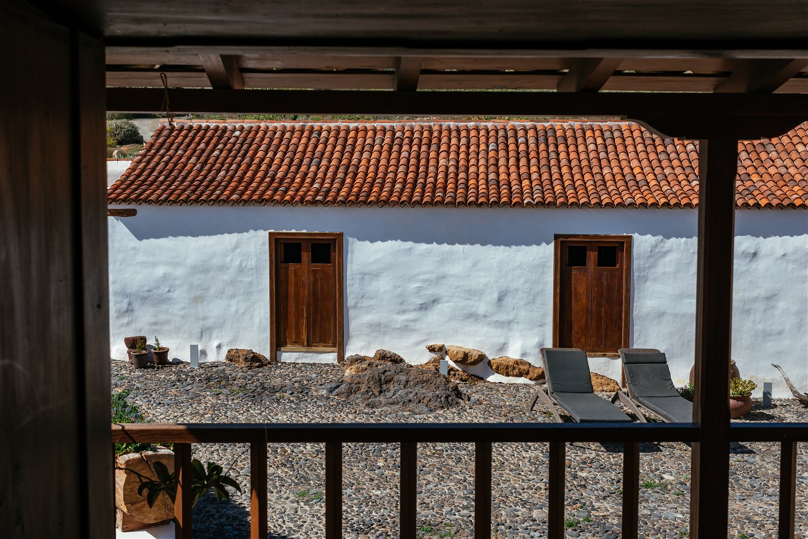 Una vista desde uno de los balcones, el exterior de las paredes, el techo y las ventanas son características típicas canarias.