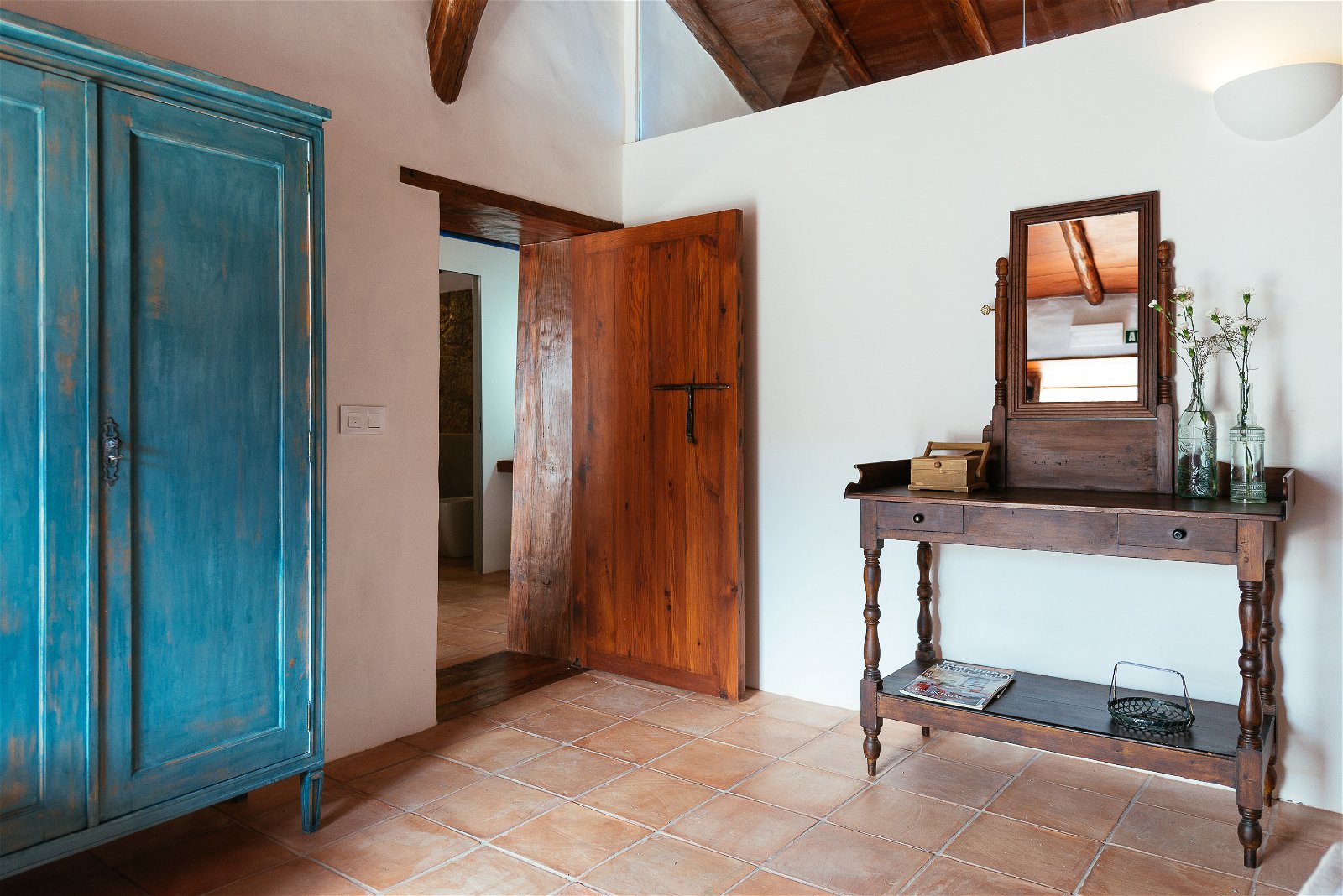 Uno de los dormitorios con una puerta tradicional canaria para entrar en la habitación - La Casa de La Cabrera.