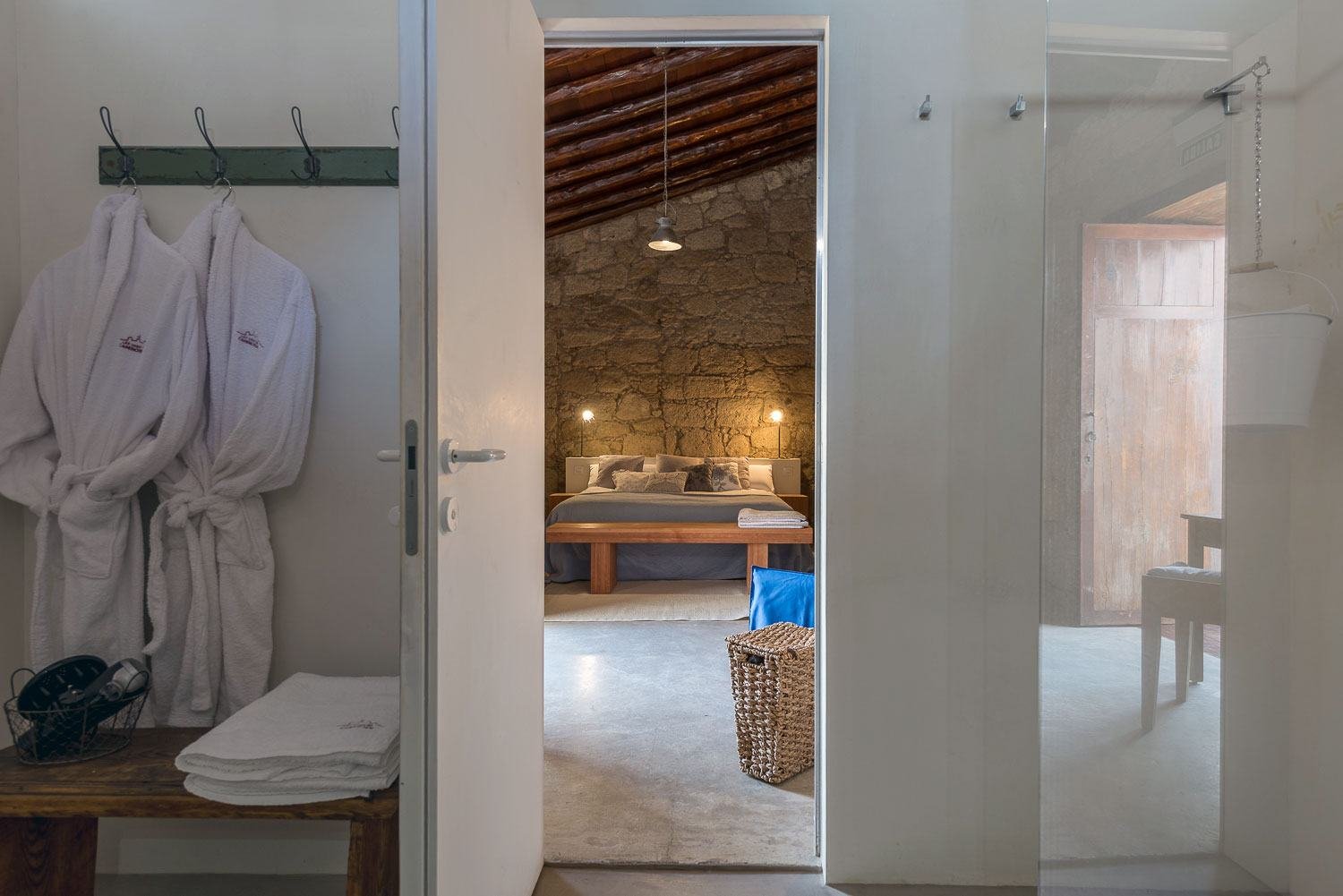 Una vista desde el baño hacia el dormitorio, se muestran las tradicionales paredes de piedra así como otros elementos tradicionales canarios - La Casa del Alpendre.