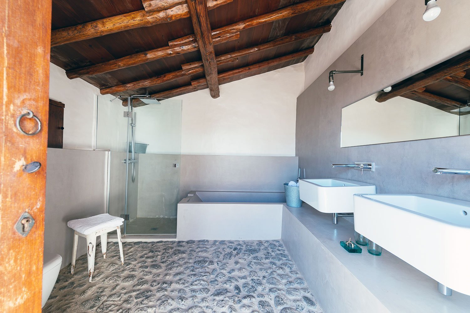 El gran baño renovado, que combina elementos del siglo XVII con el siglo XXI - La Casa del Alpendre.