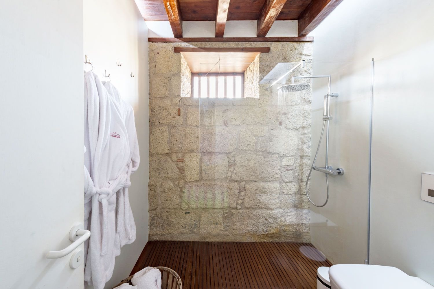La gran ducha con las tradicionales paredes de piedra se combina con el moderno baño - La Casa Principal.