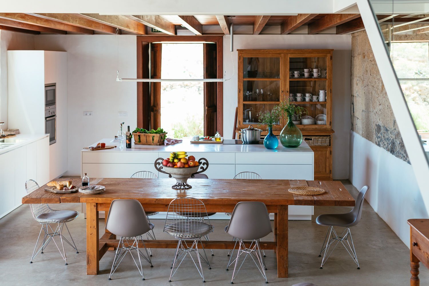 Una vista adicional de la cocina abierta y totalmente equipada, todos los materiales utilizados son de alta calidad - La Casa Principal.
